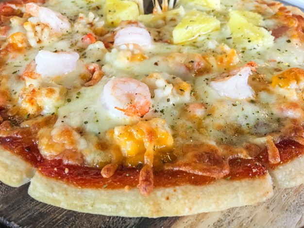 seafood-pizza-wood-tray_1388-289
