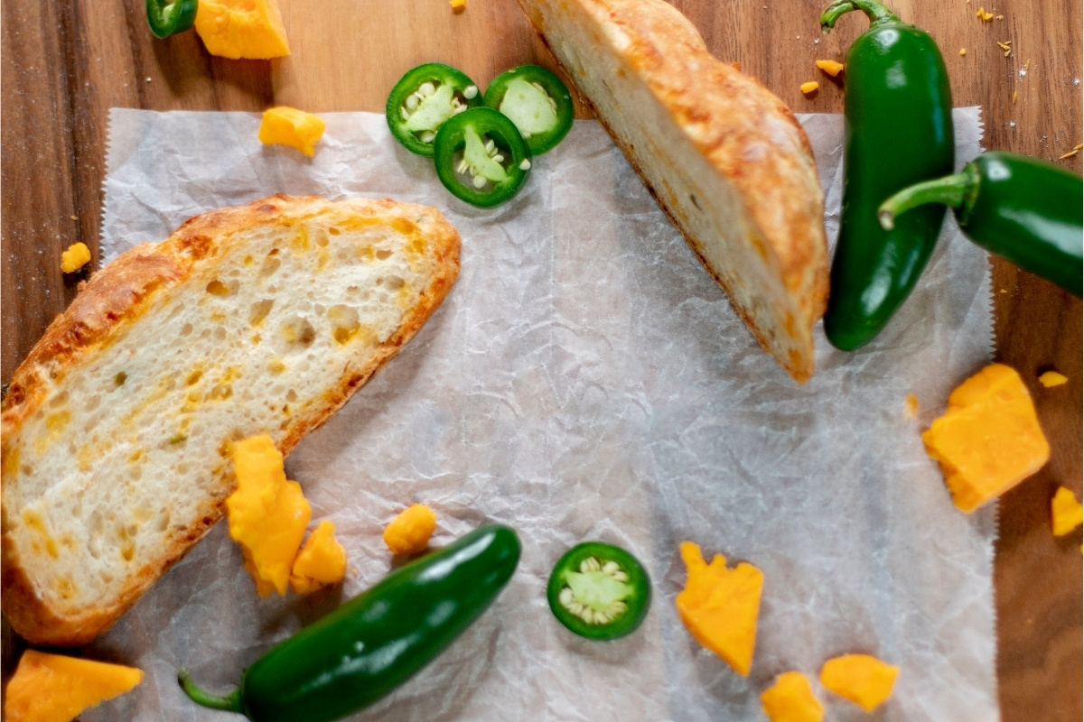 reteta paine cu cheddar si ardei iute