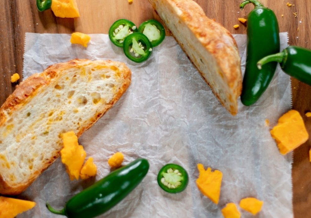 reteta paine cu cheddar si ardei iute